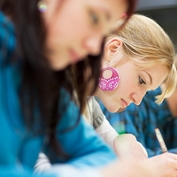 Donne più brave negli studi, penalizzate nel lavoro. Donne più brave negli studi, penalizzate nel lavoro.
